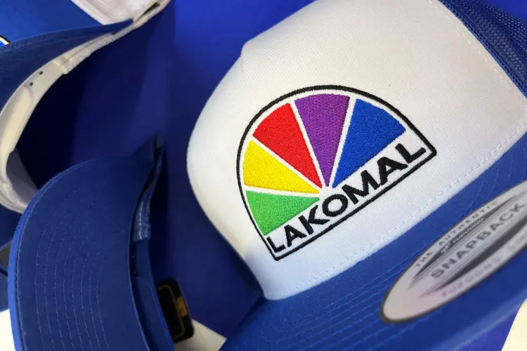 Logo-Stickerei auf Textil obrázek 35