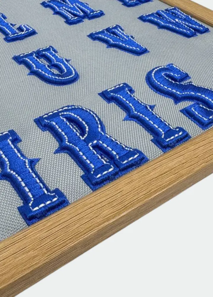 Western Font – 3D výšivka s charakterem obrázek 3