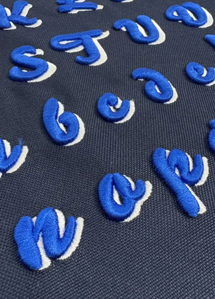 Shadow Font – kombinace 2D a 3D výšivky obrázek 5